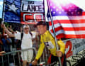 Lance Armstrong feiert 1999 den Sieg bei der Tour de France auf den Champs Elysees.