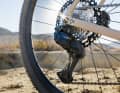 Mit dem neuen GRX Di2-Schaltwerk stellt Shimano erstmals einen elektronisch angesteuerten Einfach-Antrieb für Gravelbikes