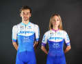 Matteo Sobrero und Letizia Paternoster zeigen das neue Trikot von Jayco-AlUla für 2023
