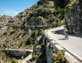 Kletterparadies: Die Straße zum Puerto de las Palomas (1.189 m) in der Sierra de Grazalema zählt zu den schönsten Anstiegen in Spanien.