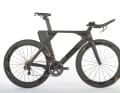 BMC Timemachine 01 Three: Tria Der extreme Spielraum bei der Montage der Sattelstütze erlaubt Sitzwinkel zwischen 71 und 81 Grad. Das V-Cockpit ist vom Rahmen abtrennbar.