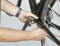 Fixieren Sie das Fahrrad in einem Montageständer und bewegen Sie das Laufrad zwischen den Hinterbaustreben beziehungsweise Gabelbeinen seitlich hin und her. Unterscheiden Sie zwischen leichter Verformung, die von der seitlichen Elastizität der Felge und Speichen herrührt und leichtem Rucken, das von den Lagern ausgeht.