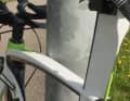 Lehnen Sie Ihr Fahrrad nie mit dem Oberrohr gegen ein Geländer, ein Straßenschild oder ähnliches. Der Lenker kann einschlagen, das Rad rollt weg, das Oberrohr wird beschädigt.
