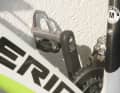 Stellen Sie das Fahrrad nicht mit dem Pedal als Stütze gegen eine Mauer. Die Kurbel dreht rückwärts, das Fahrrad rollt und fällt um.