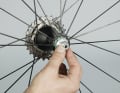 4. Ziehen Sie die Innensechskant-Schraube wieder fest, um den Einstellring zu fixieren. Dabei schließt sich der Spalt wieder. Kontrollieren Sie zum Schluss noch einmal den leichten Lauf und das Spiel, indem Sie die Achse zwischen die Finger nehmen, hin und her bewegen und drehen.