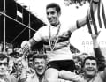Nach dem ersten Straßenweltmeistertitel 1967 in Heerlen in den Niederlanden wird Eddy Merckx von den Fans gefeiert.