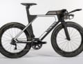 Canyon Speedmax CF SLX 9.0 LTD: Tria Das clever im Rahmen intergierte Trinksystem überzeugt anstandslos, allein das Finden der optimalen Sitzposition erfordert beim Versandrad einige Mühe.