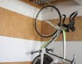 Am sichersten ist es, das Rennrad an einem mit Gummi oder Kunststoff geschützten Haken aufzuhängen. Die Reifen sind entlastet und leiden auch bei längeren Standzeiten nicht. Aber: Nicht alle aerodynamischen Felgen sind zum Aufhängen geeignet; insbesondere Carbonfelgen können beschädigt werden.