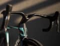 Spektakuläre Front: Luftleitbleche am Steuerrohr sollen den Luftstrom um Rad und Fahrer lenken. Das Aero-Cockpit mit Strömungskanal erinnert an das Cervélo S5.