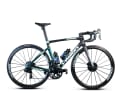 Die Teamräder von TotalEnergies, Bora-Hansgrohe  und Quick-Step Alpha Vinyl unterscheiden sich nur in ihrer Lackierung. Die Ausstattung ist von der Gruppe bis hin zu den Reifen identisch