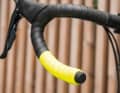 Gut versteckt: Den flexiblen Bikefinder-Tracker kann man sogar in gebogene Rennlenker schieben