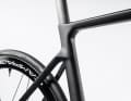 Laut Colnago wurden alle Bauteile unabhängig voneinander entwickelt. Das Sitzrohr wirkt insgesamt etwas aerodynamischer als beim bisherigen Wettkampf-Allrounder V3Rs.