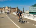 So sehen Fuß- und Radwege  in Kopenhagen aus: Die Brücke Lille Langebro schwingt sich über den Innenhafen