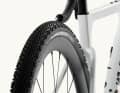 Factors Gravelbike rollt auf 34 Millimeter hohen Laufrädern vom Tochterunternehmen Black Inc. Die maximale Reifenfreiheit liegt bei 45 Millimetern, serienmäßig sind 40 Millimeter breite Goodyear Connector Ultimate aufgezogen.                       