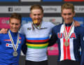 Stationen von Magnus Sheffield: 2019 bei der Rad-WM in Harrogate. Sheffield (rechts im Bild) holt Bronze im Straßenrennen der Junioren hinter Quinn Simmons (USA) und Alessio Martinelli (Italien)
