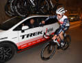 Auf der 1. Etappe der Tour of the Alps 2021 (Platz 50) am Auto vom Sportlichen Leiter Adriano Baffi