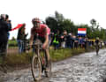 Paris-Roubaix 2021 war geprägt von schlechtem Wetter. Dreckverschmiert kämpfte sich Rutsch über die Pflastersektoren