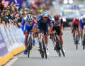 Top-Timing: Nach seiner Niederlage 2021 hat Mathieu van der Poel das Finale der Flandern-Rundfahrt 2022 besser unter Kontrolle. Im Sprint bezwingt der Star aus den Niederlanden seinen Landsmann Dylan van Baarle (verdeckt) und einen weiteren Top-Favoriten, den Slowenen Tadej Pogacar.