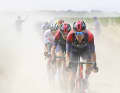Paris-Roubaix-Sieger Dylan van Baarle zieht eine riesige Staubwolke hinter sich her