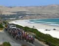 Auftakt mit Meerblick: Das Frauen-Hauptfeld auf der ersten Etappe der Women’s Tour Down Under 2023, die über 110 Kilometer von Glenelg nach Aldinga führte.