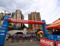 Das Damen-Peloton auf der dritten Etappe der Women’s Tour Down Under 2023 beim Start in Adelaide.