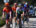 Eine Ausreißergruppe setzt sich vom Peloton ab