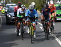 Eine sechsköpfige Ausreißergruppe setzt sich vom Peloton ab