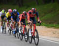 Am Zwischensprint, 25 Kilometer vor dem Ziel, bildet sich eine neue Spitzengruppe. Unter anderem sind Magnus Cort Nielsen, Filippo Ganna und Thomas Pidcock dabei
