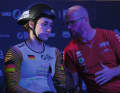 Sprint-Bundestrainer Jan van Eijden im Gespräch mit der in Berlin gesundheitlich angeschlagenen Pauline Grabosch