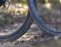 Rechts die Zipp-Laufräder, die besonders viel Komfort bieten sollen, links die klassischen Carbon-Laufräder mit breiteren Reifen