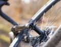 Die Zugstufen-Einstellung an der Rockshox-Federgabel ist etwas fummelig, man benötigt einen 2,5er-Inbusschlüssel.