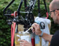 Alles für den Speed: Guido Scheeren, Mechaniker beim Team Quick-Step Alpha Vinyl, präpariert die Ketten der Zeitfahrmaschinen mit Teflonpulver