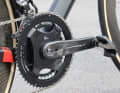 Neben Campagnolos Top-Gruppe Super Record EPS misst Maximilian Walscheid seine Wattzahlen mit einem SRM-Powermeter.