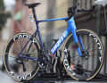 Vom Aero-Boliden zum Allrounder: Das Team BikeExchange-Jayco ist in Frankreich auf einem neuen Giant Propel unterwegs. Der Renner ist im Vergleich zum Vorgänger weniger aerodynamisch und dürfte deutlich leichter sein. Neu sind zudem die Laufräder von Cadex mit Carbon-Speichen.