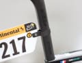 Nettes Detail an Pierre Rolands KTM ist die Startnummernhalterung aus Carbon. Die Sattelstütze ist dieselbe wie am Aero-Modell Revelator Lisse.