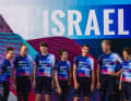 Das Team möchte mit dem neuen Trikot im Peloton auffallen. Deshalb wurden dem Jersey buntere Farbtöne hinzugefügt 