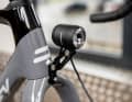Wenn die Bikepacking-Tour mal länger dauert, lässt sich ein Nabendynamo mit integrierter Kabelführung nachrüsten.