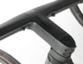 Eine windschnittige Carbon-Kombi ist bei den meisten Profirädern Standard, ganz modern sind elegant integrierte Zusatzschaltknöpfe (hier am Lapierre Xelius SL)