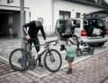 Während die Familie per Auto zu den Großeltern fährt, sammelt Papa auf dem Weg wertvolle Kilometer fürs Festive 500-Konto. 