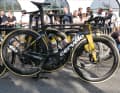 Das Facelift des Cervélo S5 wurde erstmals bei der Tour of Valencia im Februar gesichtet. Die Änderungen sind vor allem am flächigen Steuerrohr zu erkennen. Der Aero-Bolide von Jumbo-Visma dürfte damit noch windschnittiger sein als sein Vorgänger.
