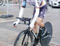 Im Rennen selbst setzten allerdings einige Specialized-Fahrer offensichtlich auf andere Gummis mit schwarzer Flanke, wie der deutsche Zeitfahrmeister Lennard Kämna vom Team Bora-Hansgrohe. Möglicherweise um auf dem verregneten Stadtkurs in Kopenhagen mehr Grip zu haben