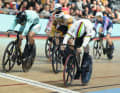 Der Australier Matthew Richardson (links) schlägt im Londoner  Keirin-Finale Weltmeister Harrie Lavreysen aus den Niederlanden nur um Zentimeter