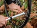 Die neue Zéfal Road Mini Rennrad-Pumpe in Action.