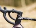 Versteckt verlegte Leitungen werden auch an Gravelbikes immer mehr zur Normalität. Nachteil sind die eingeschränkten Verstellmöglichkeiten.
