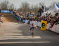 In Superman-Pose fährt Tom Pidcock zum WM-Titel im Cyclocross 2022 in den USA.