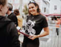 Alisa freut sich über den Pokal