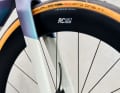 Die Top-Modelle (XLite 06) rollen auf 60 Millimeter hohen Carbon-Laufrädern und 28 Millimeter breiten Schwalbe Pro One. Die günstigeren Versionen (XLite 04) sind mit Alu-Laufrädern ausgestattet.