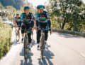 Das Team Bora-Hansgrohe mit dem neuen Trikot für 2023. Es haben sich nur Kleinigkeiten geändert