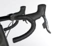 Specialized und Cannondale montieren klassische Lenker-Vorbau-Kombinationen. Das vereinfacht Aufbau und Wartung; die Sitzposition kann mit vertretbarem Aufwand geändert werden