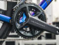 Die neue Ultegra-Kurbel ist schlicht in Form und Farbe, das glanzeloxierte Kettenblatt will nicht recht zum matten Finish passen.